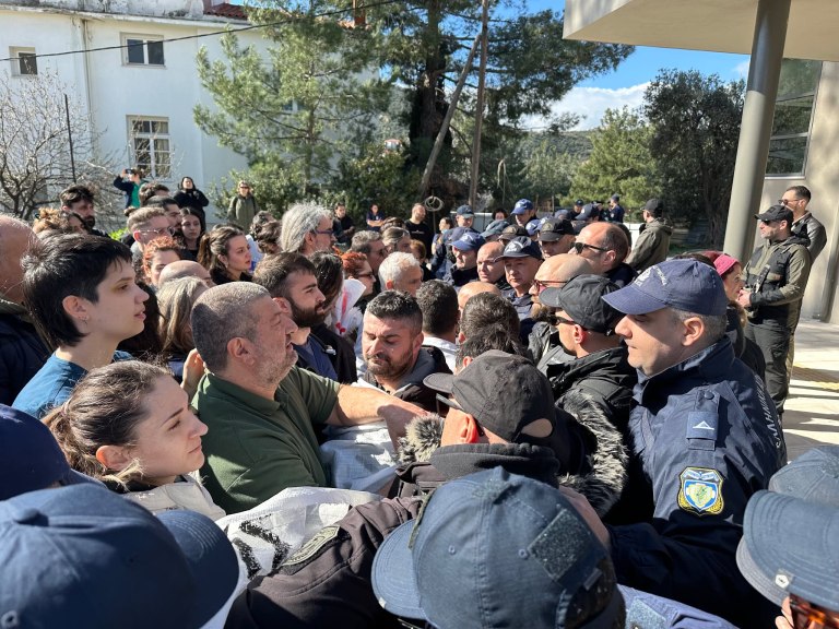 Νέα ένταση με Άδωνι Γεωργιάδη, υγειονομικούς και αστυνομία - Καταγγέλλουν αποκλεισμό οι εργαζόμενοι