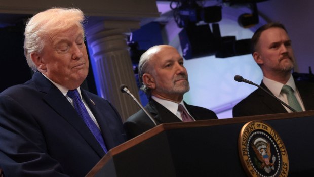 Θεσμικό ρήγμα στις ΗΠΑ: Το Ανώτατο Δικαστήριο βάζει φρένο στην ικανότητα του Τραμπ να αποφασίζει και διατάσσει