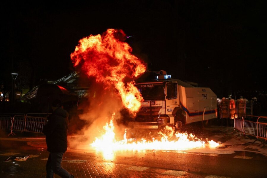 Αλβανία: Συγκρούσεις διαδηλωτών με την αστυνομία έξω από την έδρα της κυβέρνησης - Επικεφαλής ο Μπερίσα