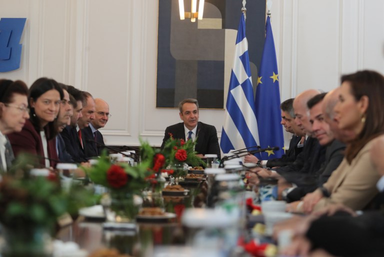 Μεταξύ του «δεν υπάρχει εναλλακτική», αυταρχικής συμπεριφοράς και του «είναι κλέφτες και αυτοί» στρώνεται το έδαφος της ακροδεξιάς