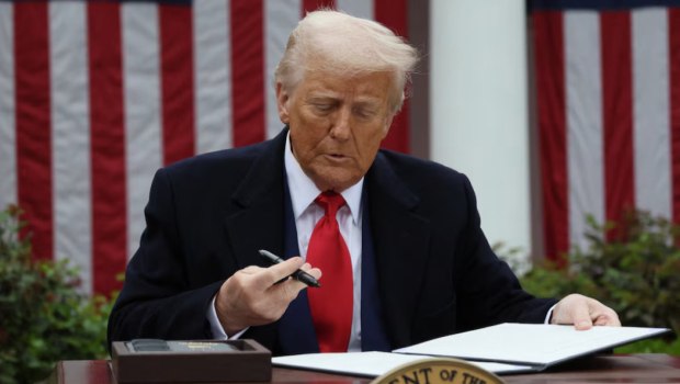 Ο Τραμπ υπέγραψε το διάταγμα για τον νέο παγκόσμιο δασμό 10%