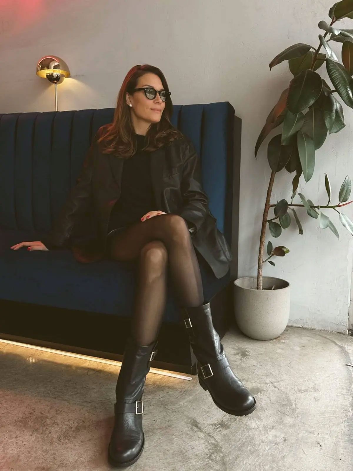 Biker boots παντού: Το trend που επιβεβαιώνει η Βίκυ Καγιά