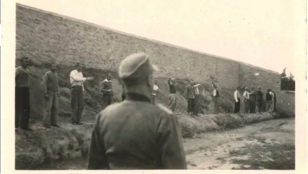 Καισαριανή: Συγκλονιστική μαρτυρία για την εκτέλεση των 200 κομμουνιστών - «Την ώρα που τους πυροβολούσαν τραγουδούσαν»