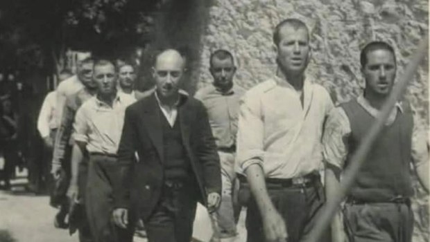 Καισαριανή: Ο Guardian για τις φωτογραφίες από την εκτέλεση των 200 - «Τώρα μπορούμε να δούμε το θάρρος τους»