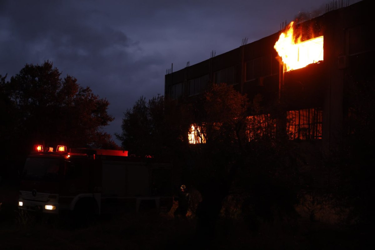 Καίγεται ολοσχερώς η επιχείρηση στα Σπάτα - Ζημιές και σε διπλανό κτίριο - Εξετάζεται αν πρόκειται για εμπρησμό