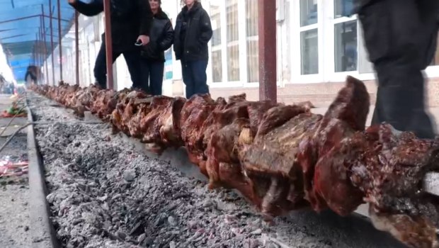 Αμφίκλεια: Κοντοσούβλι για ρεκόρ Γκίνες μήκους 130 μέτρων με 800 κιλά κρέας