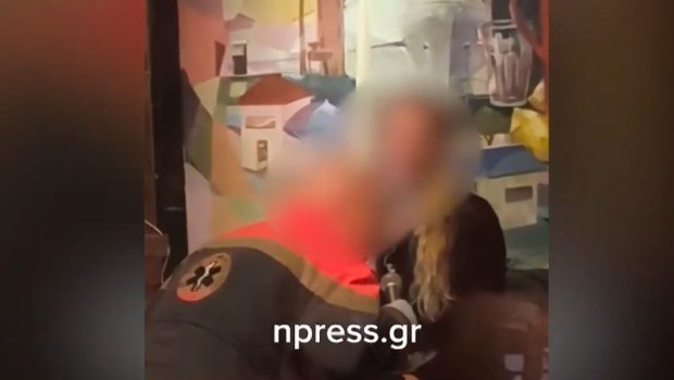 Ίλιον: Διασώστης του ΕΚΑΒ πήγε σε κέντρο διασκέδασης για βοήθεια σε γυναίκα που λυποθύμισε και άρχισε να τραγουδά