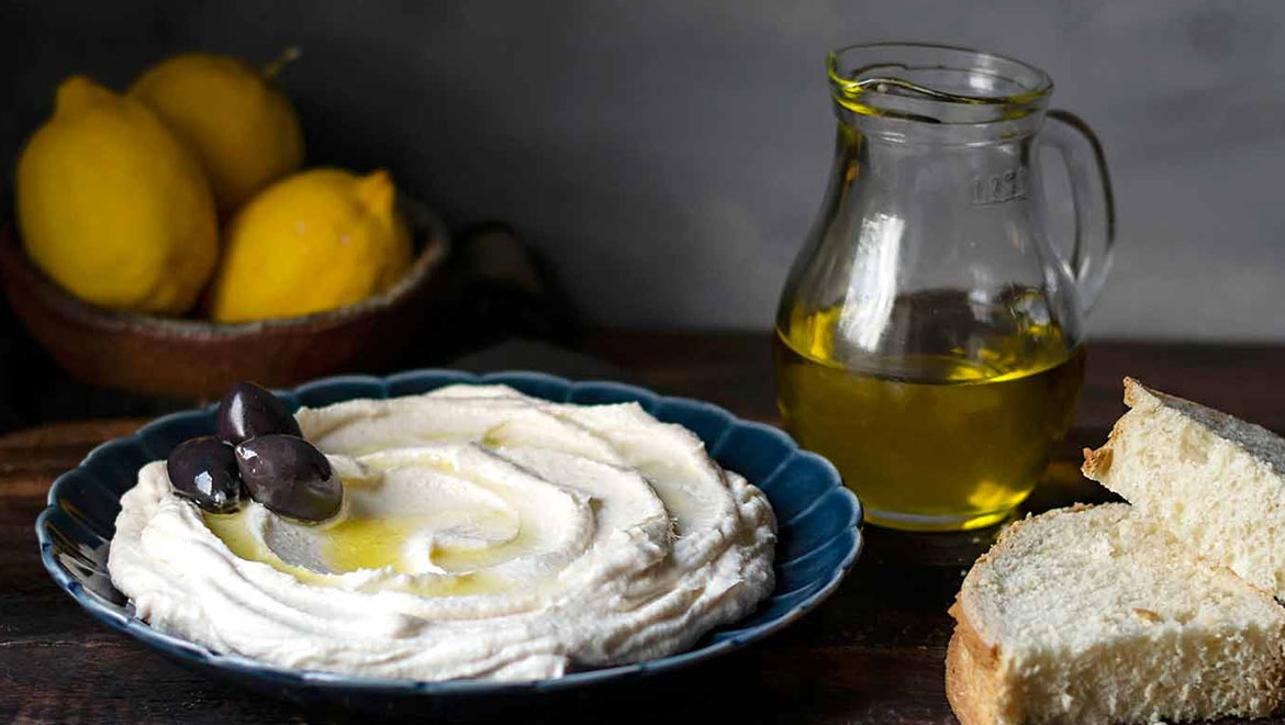 Η απόλυτη λευκή ταραμοσαλάτα για το σαρακοστιανό τραπέζι