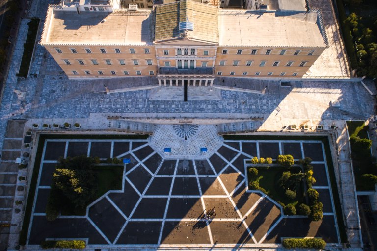 Οι Έλληνες μιλούν για πολιτική, δυσπιστούν για θεσμούς και Δημοκρατία - Τι δείχνει νέα έρευνα