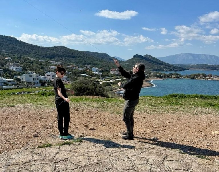 Ο Ανδρουλάκης πέταξε χαρταετό με τον 13χρονο γιο του - «Ομάδα που κερδίζει, δεν αλλάζει»