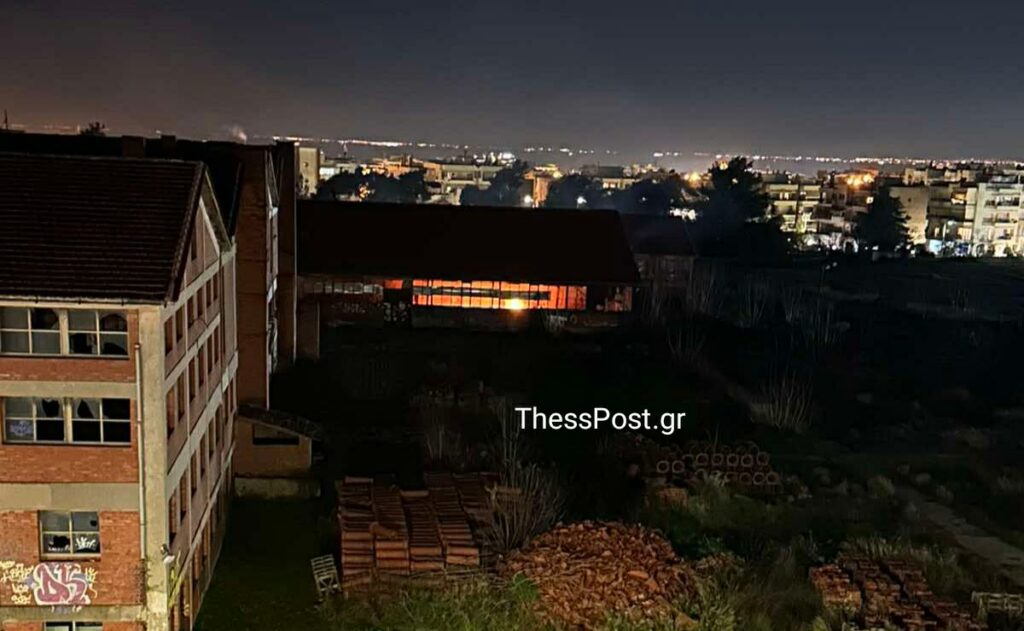 Φωτιά στην ιστορική κεραμοποιία Αλλατίνη στη Θεσσαλονίκη - Επιχείρηση της πυροσβεστικής
