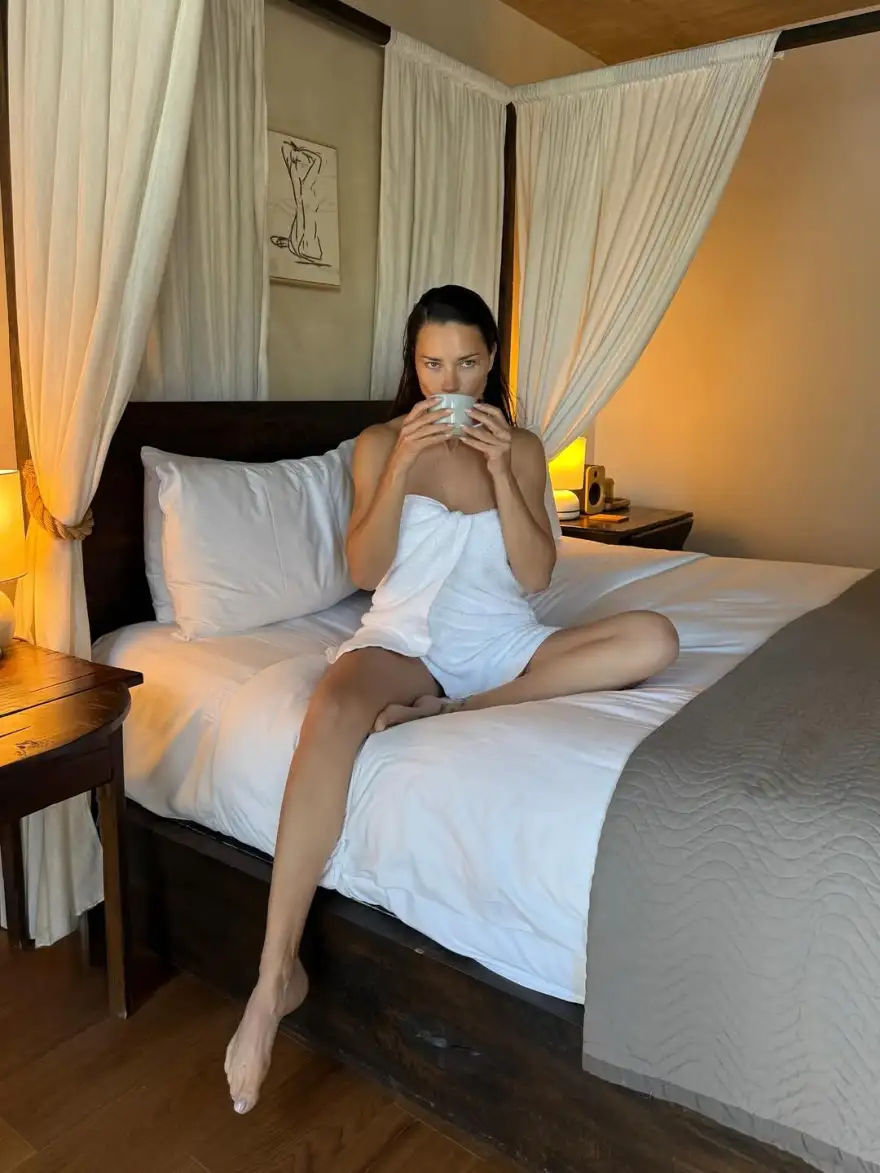 Η Adriana Lima ποζάρει τυλιγμένη με την πετσέτα της στο κρεβάτι και ανεβάζει τη θερμοκρασία!