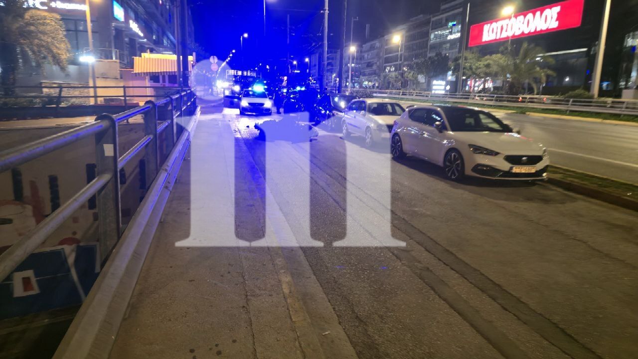 Τρομακτικό τροχαίο στη λεωφόρο Συγγρού: Σύγκρουση ΙΧ με μοτοσικλέτα - Χωρίς τις αισθήσεις του ο οδηγός της μηχανής