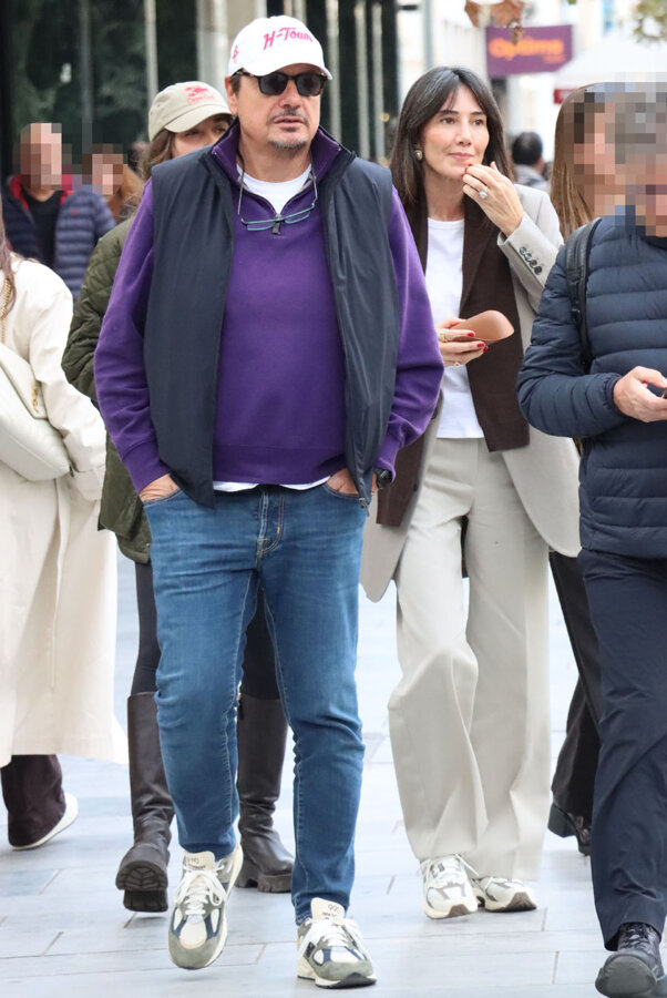 Ergin Ataman: Ο προπονητής του Παναθηναϊκού στο κέντρο της Αθήνας με τη σύζυγό του, Berna και τις κόρες του