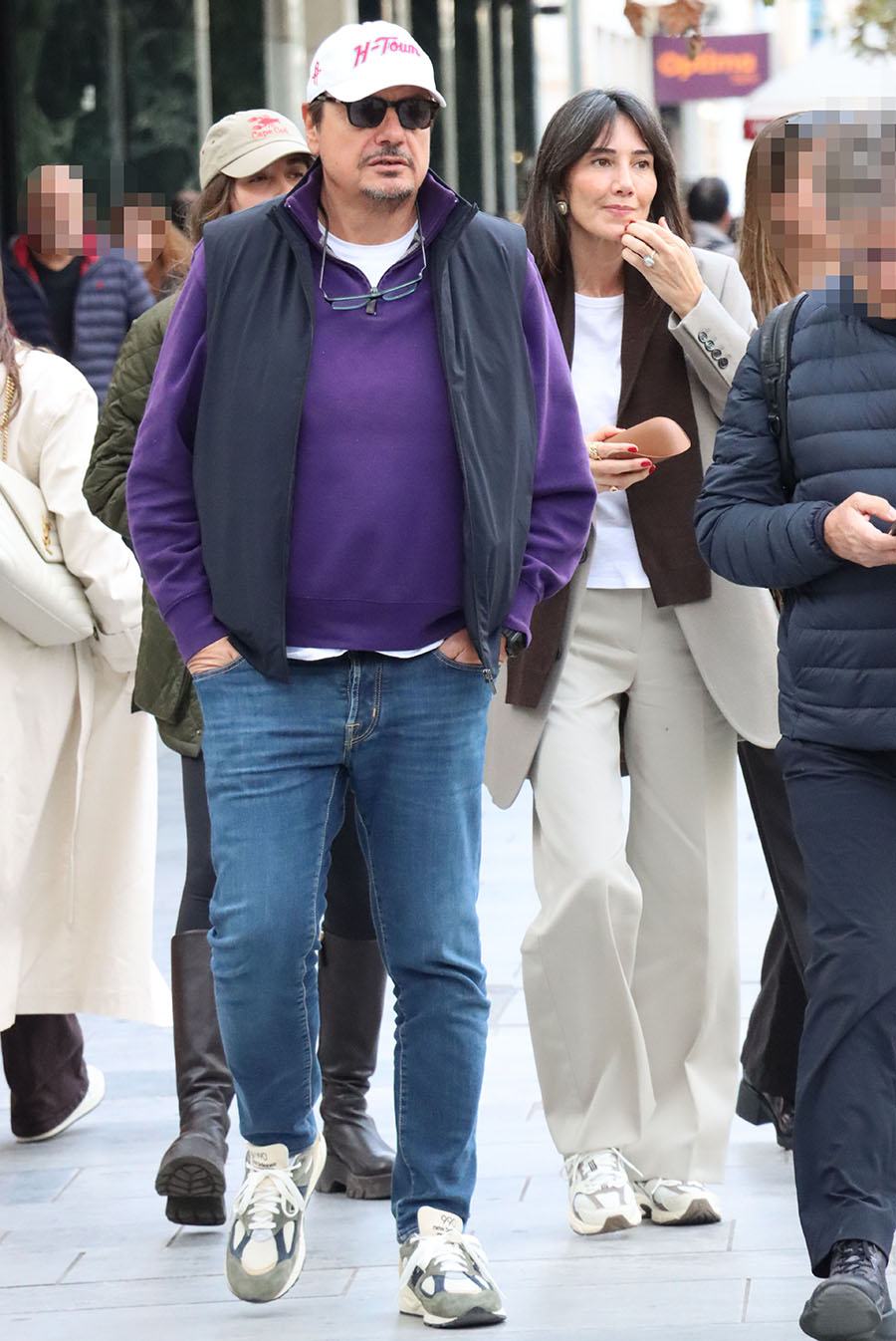 Ergin Ataman: Ο προπονητής του Παναθηναϊκού στο κέντρο της Αθήνας με τη σύζυγό του, Berna και τις κόρες του