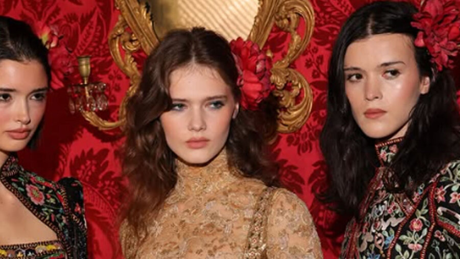 Λουλούδια στα μαλλιά: Η μικρή λεπτομέρεια που μεταμορφώνει κάθε χτένισμα