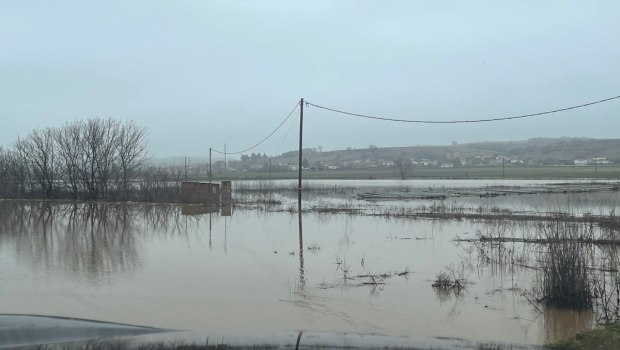 Έβρος: Αγωνία για τους κατοίκους - Τεράστιοι όγκοι νερού από τη Βουλγαρία