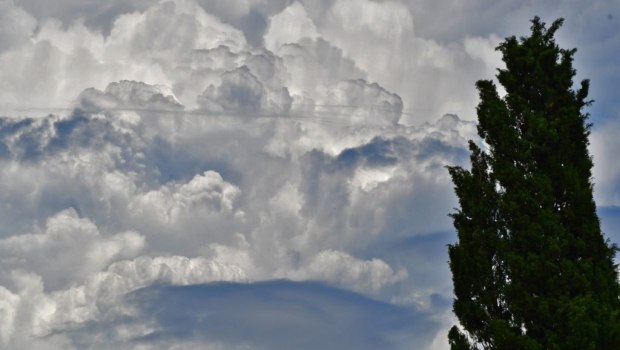 Καιρός: Λίγες νεφώσεις με πτώση της θερμοκρασίας στα ανατολικά - Πού θα βρέξει