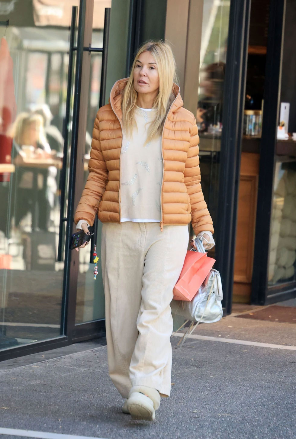 Statement puffer και μπεζ μονοχρωμία: Το urban look της Χριστίνας Παππά