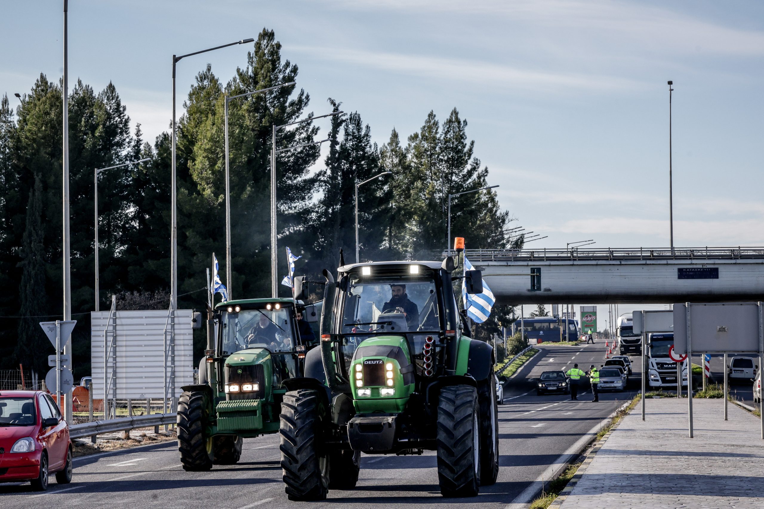 ΑΓΡΟΤΕΣ ΑΠΟ ΤΟ ΜΠΛΟΚΟ ΤΗΣ ΝΙΚΑΙΑΣ ΕΚΛΕΙΣΑΝ ΤΟΝ ΠΑΡΑΔΡΟΜΟ ΣΤΟ ΥΨΟΣ ΤΟΥ ΠΛΑΤΥΚΑΜΠΟΥ (EUROKINISSI)