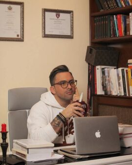 Ιορδάνης Αγαπητός: Τραγουδιστής τη νύχτα, διδάκτωρ την ημέρα!