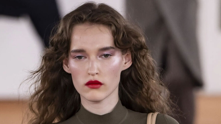 Highlighter κάτω από τα μάτια - Το runway hack που έγινε viral