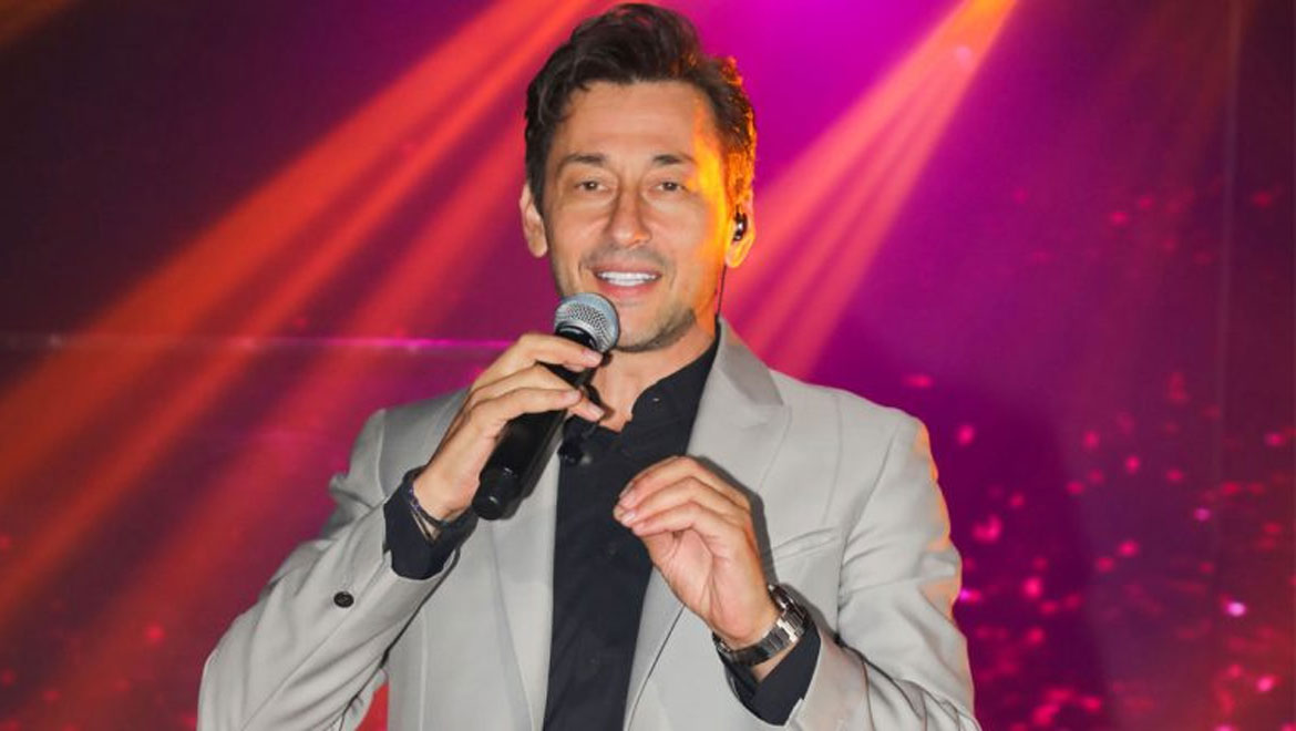 «Άστο μα@@@α!»: Ο Πάνος Καλίδης «αρπάχτηκε» επί σκηνής με συνεργάτη του και τον έβρισε