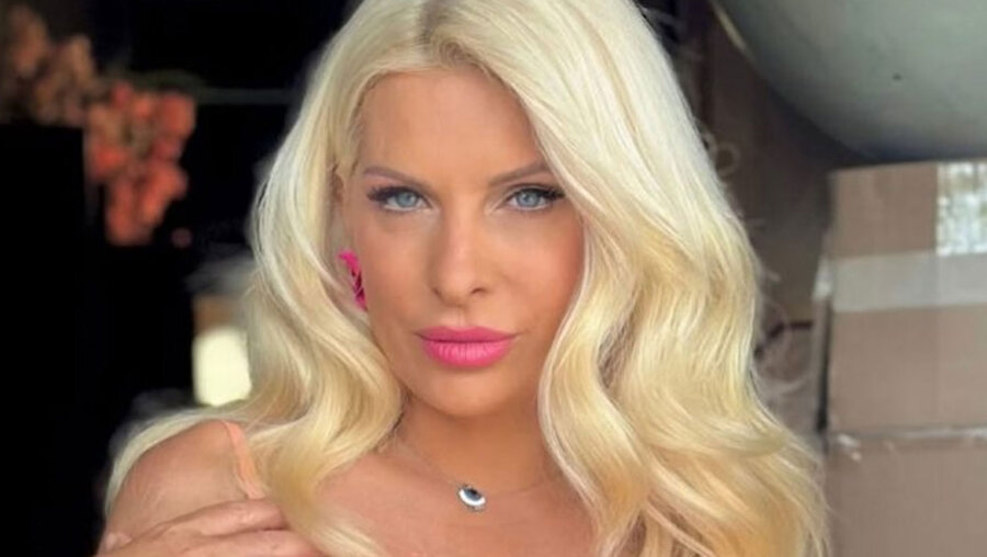 Ανησυχία για την Ελένη Μενεγάκη: Εμφανίστηκε με νάρθηκα στο χέρι