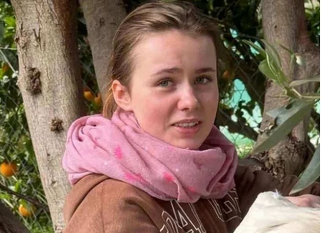 Νέα γυναίκα υπαίθρια