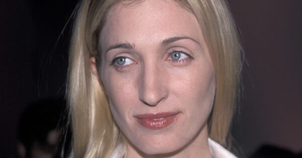 Carolyn Bessette-Kennedy: Το perfume oil που φορούσε καθημερινά