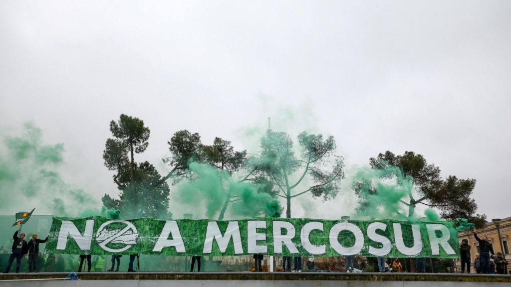 Η Κομισιόν αψηφά το Ευρωκοινοβούλιο και εφαρμόζει τη Mercosur – «Δυσάρεστη έκπληξη» λέει ο Μακρόν