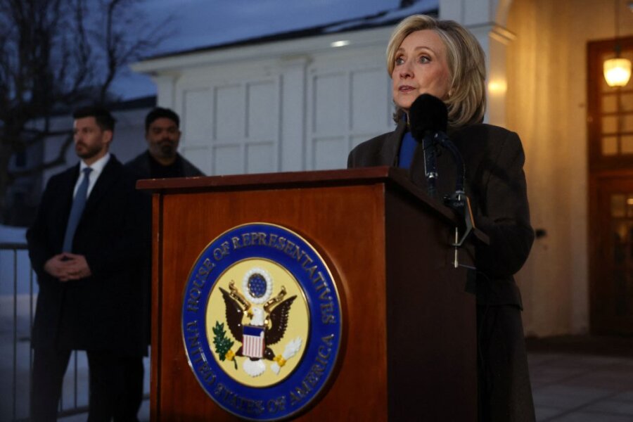 Η Χίλαρι Κλίντον είπε ότι μεταξύ άλλων, κατά την επτάωρη κατάθεσή της, ρωτήθηκε από την Επιτροπή για τα UFO και για μια θεωρία συνωμοσίας του 2016.