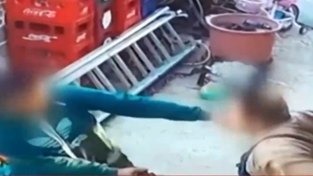 Βίντεο ντοκουμέντο από τη Λέρο: Όταν ο πατέρας χτυπούσε τον γιο του πριν από ένα χρόνο