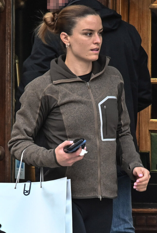 Μαρία Σάκκαρη: Χαλαρές στιγμές στο κέντρο της Αθήνας μετά την πρόταση γάμου από τον Κωνσταντίνο Μητσοτάκη