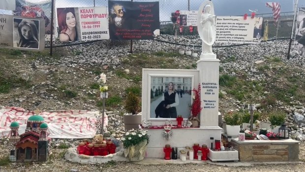 Πλήθος κόσμου στο σημείο του σιδηροδρομικού δυστυχήματος στα Τέμπη - Συγκίνηση και αναπάντητα «γιατί»