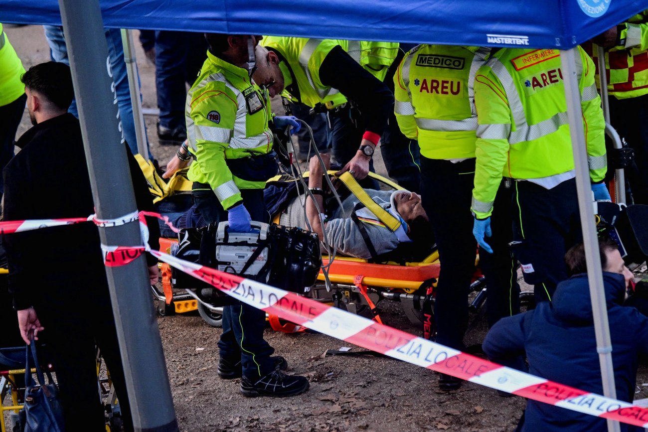 εικόνα που δείχνει τραυματία που μεταφέρεται με φορείο, λίγο μετά τον εκτροχιασμό του τραμ στο Μιλάνο