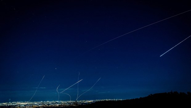 Τα αντίποινα του Ιράν στην επίθεση από ΗΠΑ και Ισραήλ έφεραν τον πόλεμο στην πόρτα του Περσικού Κόλπου