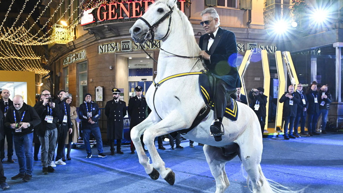 Andrea Bocelli: Η εντυπωσιακή είσοδος στο Sanremo πάνω σε λευκό άλογο