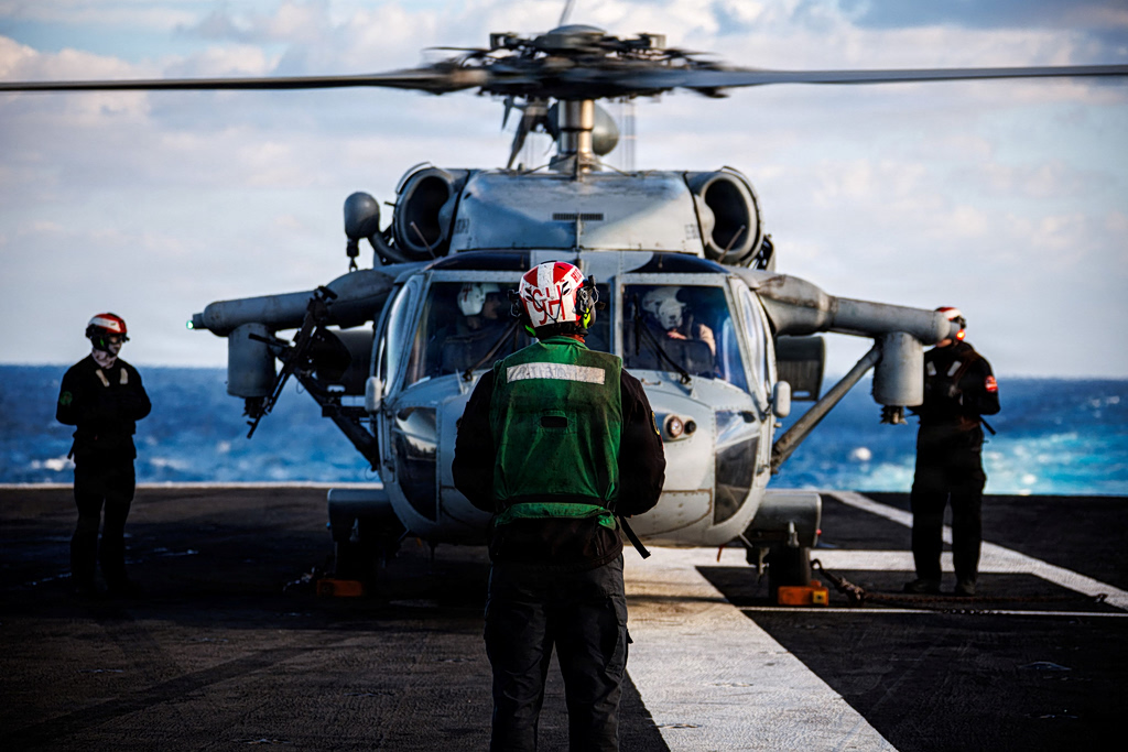 Αμερικανοί στρατιώτες στο αεροπλανοφόρο USS Gerald R. Ford / U.S. Navy / Handout via REUTERS