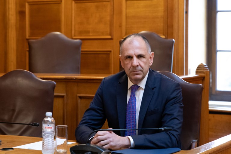 Οδηγίες Γεραπετρίτη για την ασφαλή επιστροφή Ελλήνων πολιτών από τη Μέση Ανατολή