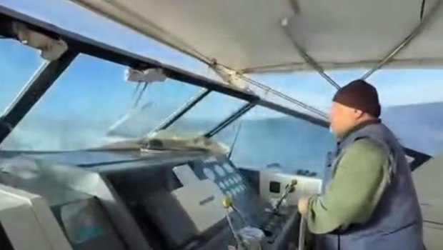 Σκιάθος: Βραβεύτηκε ο καπετάνιος που έδωσε μάχη με τα κύματα για τη διακομιδή άρρωστου παιδιού