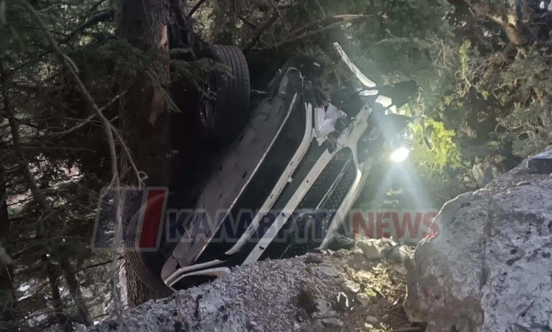 Καλάβρυτα: Οδηγός καρφώθηκε σε δέντρο - Σώθηκε από θαύμα