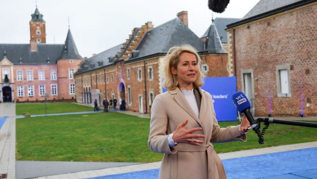 Η ΕΕ ζητά πλήρη σεβασμό του διεθνούς δικαίου – Αλλά καλεί το Ιράν να σταματήσει τις επιθέσεις