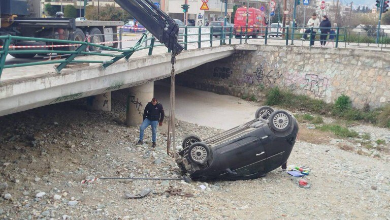 Βόλος: Τροχαίο με πτώση ΙΧ από γέφυρα στον Κραυσίδωνα