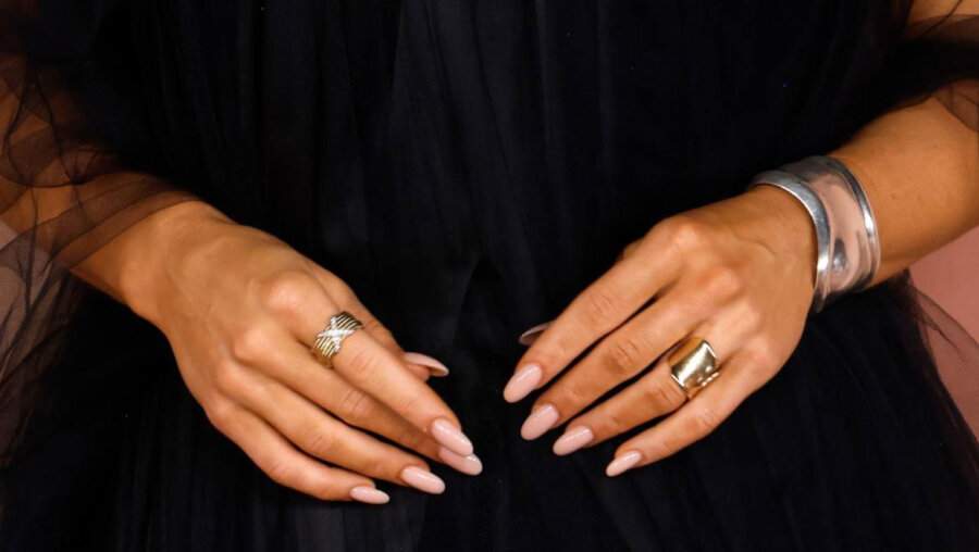 Μπεζ νύχια: 6 κομψές ιδέες για το μανικιούρ που δείχνει πάντα «ακριβό»