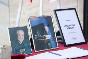 Γιάννης Νταλιάνης: Συντετριμμένος στην πολιτική κηδεία του αδελφού του, Κώστα - Οι ηθοποιοί που έδωσαν το «παρών»