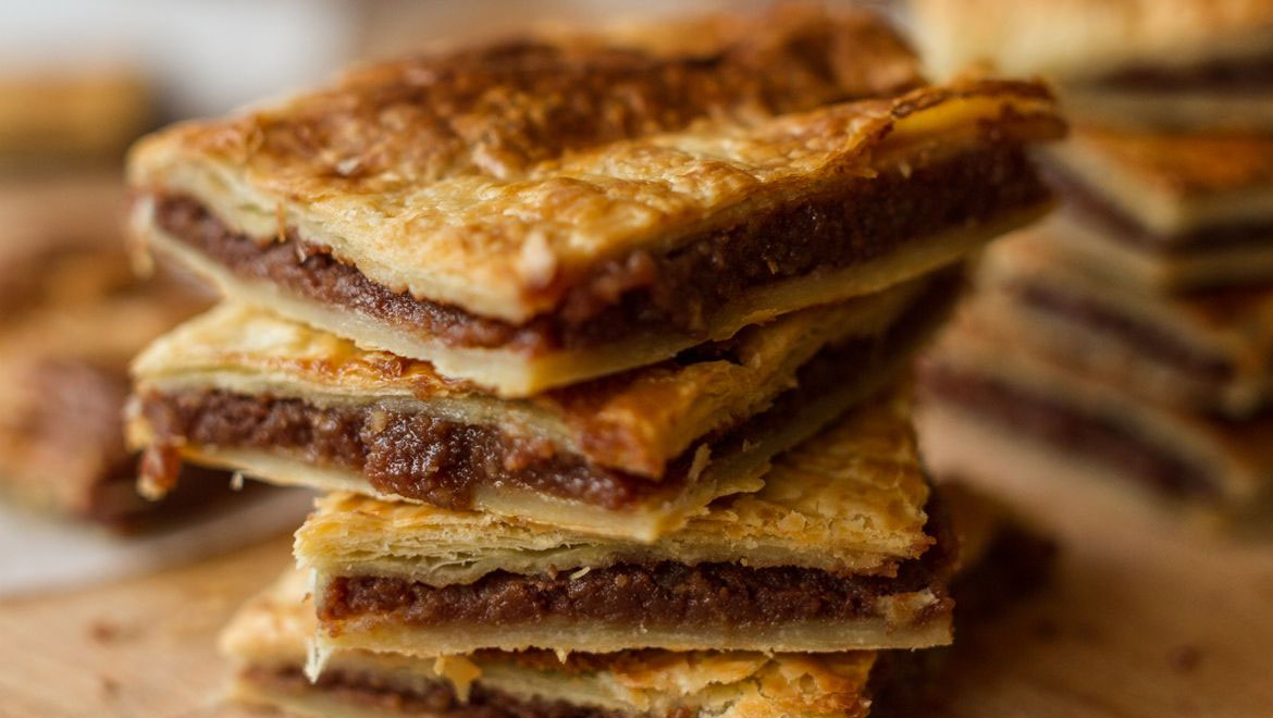 Σοκολατόπιτα με σφολιάτα: Τραγανή απ’ έξω, αφράτη και σοκολατένια από μέσα