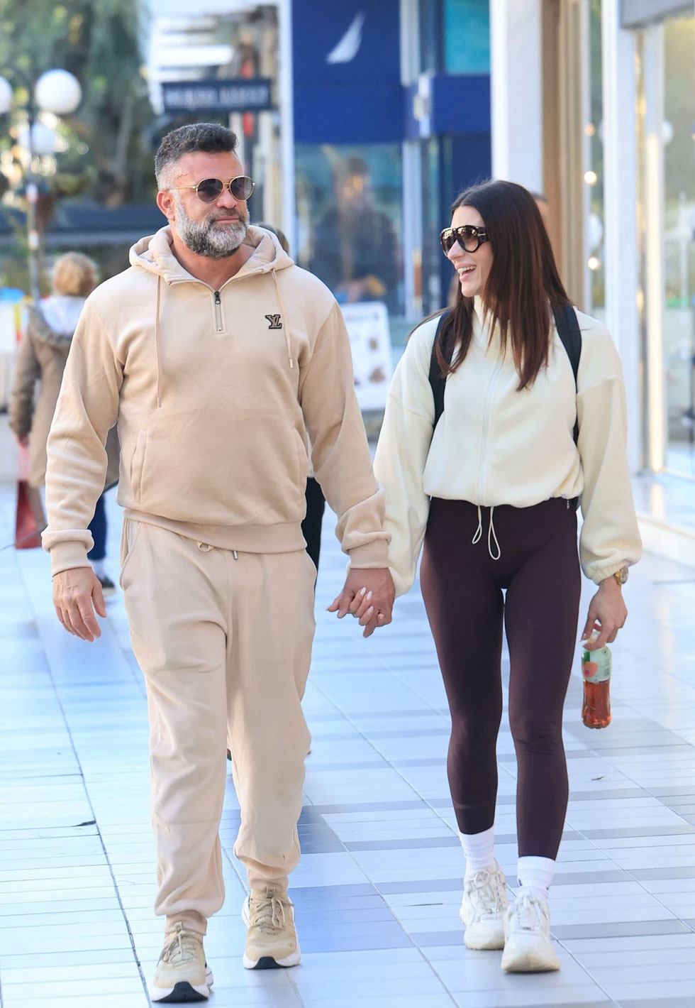 Κώστας Σόμμερ – Βαλεντίνη Παπαδάκη: Χαλαρή βόλτα στη Γλυφάδα μετά την περιπέτεια υγείας