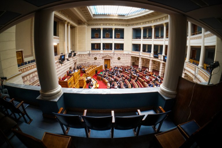 Βουλή: Ψηφίζεται το νομοσχέδιο για τη ψήφο των αποδήμων με το βλέμμα στραμμένο στη Μέση Ανατολή – Ομιλίες πολιτικών αρχηγών