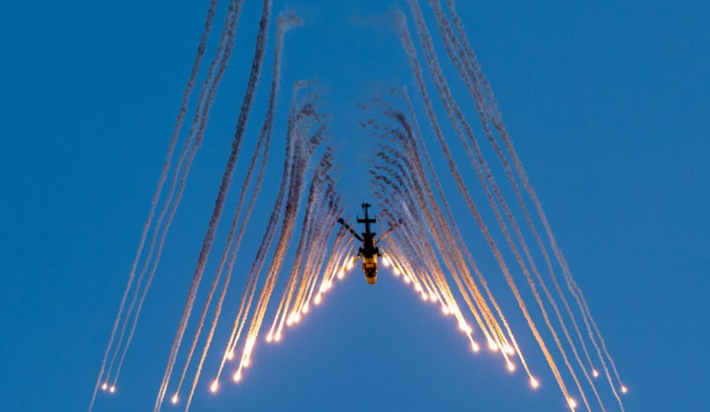 ελικόπτερο εκτοξεύει φωτοβολίδες